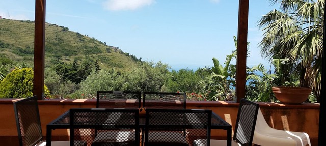 In Cefalù, a relaxing villa surrounded by a green garden with a terrace overlooking the sea in Cefalù