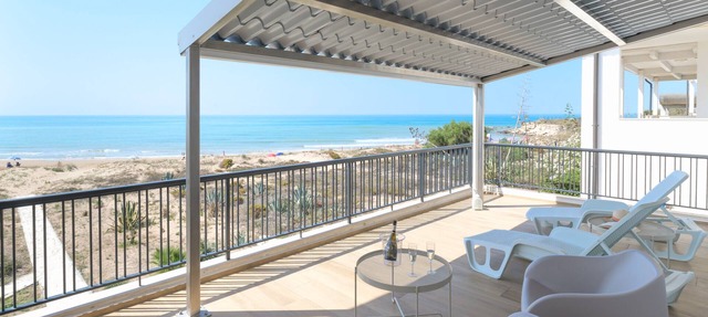 Amelia, charming villa directly on the sandy beach and with a beautiful sea view in Caucana-finaiti-casuzze-finaiti Nord