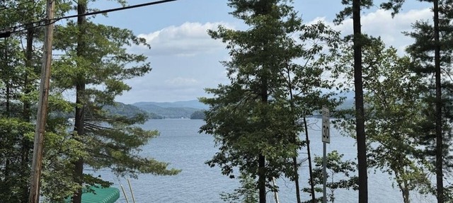 Lakefront house with mountain-range views, waterfront dock, 2 SUPs & kayak in Castleton