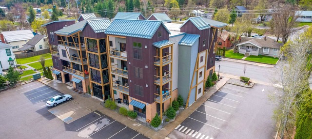 Large Condo Full Kitchen - 2 Beds, Mtn Views, Hot tub, Sauna, on Bike Trail in Kellogg