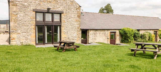 LATHKILL BARN, pet friendly, character holiday cottage in Bakewell in Bakewell