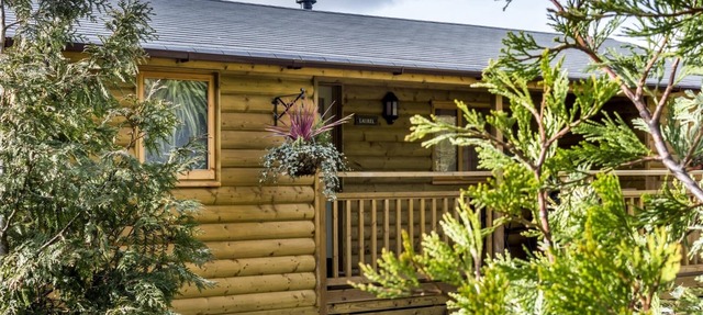 Laurel Lodge - 2 Bedroom Log Cabin - St Florence in Tenby