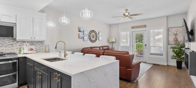 Located in Casa Del Mila Oro, ✨1st‑Floor Condo 2 bedroom Steps to the Pool ✨ in Osoyoos
