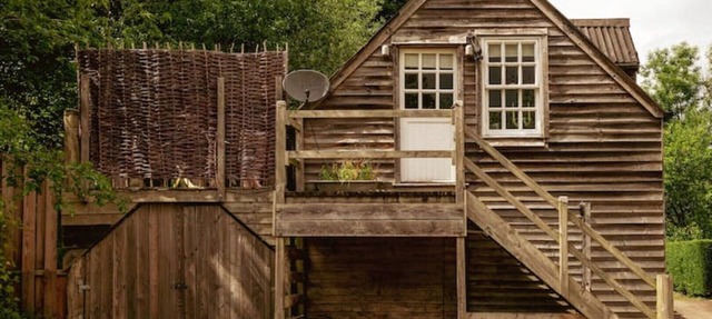 Lofty first floor barn conversion in stunning secluded setting. in Bath