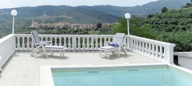 Lovely apartment for 10 guests with pool, WIFI, TV, patio, panoramic view and parking in Civezza