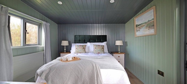 Luxurious Hut with Outdoor Bath & Sea Views in Devon