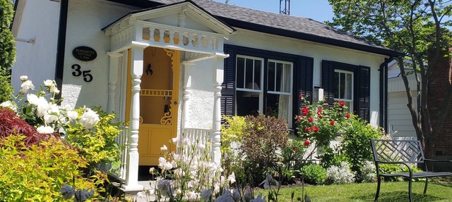 Luxury 1835 Cottage. Right in historic centre near Shaw Theatre. Private parking in Niagara-on-the-Lake
