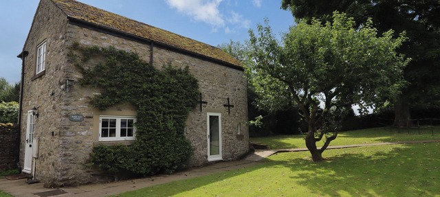MANOR BARN COTTAGE, family friendly in Great Longstone in Bakewell