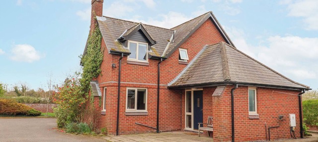 MANOR WOOD, pet friendly, luxury holiday cottage in Farndon in Chester