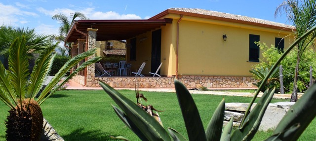Mediterranean villa - 150 meters from the promenade of Cefalu in Campofelice di Roccella (Pa)