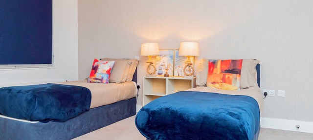 Modern 2BR Apt w/Balcony & Free Parking in Woolston