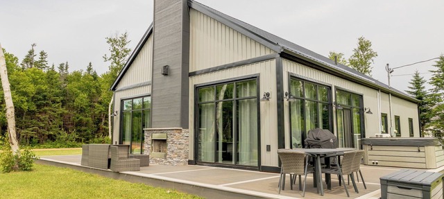 Modern Chalet w/Hot Tub minutes to Cavendish - Seawood Haven in North Rustico