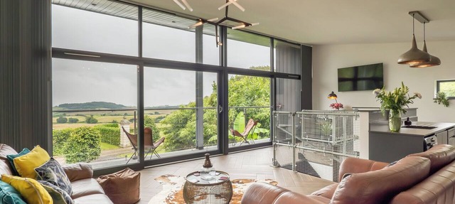 Modern, open plan property outside Exeter, panoramic sea and estuary views. in Exeter