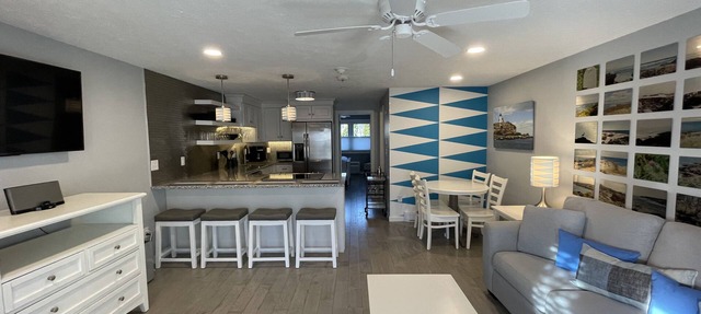 Modern, poolside Ogunquit 1br/1ba, just a 10 minute stroll into town. in Ogunquit