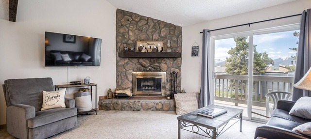 Mountain Condo with Free shuttle to Winter Park town and ski hill. Pool/Hot tubs in Fraser