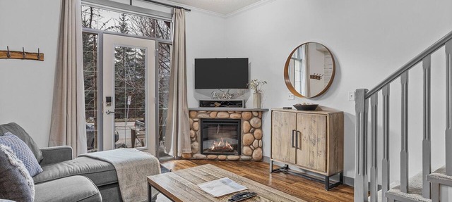 Mountain View Chalet - Large Outdoor Pool and Hot tub - Pet Friendly in Canmore