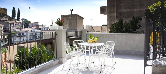 NEW Casa Corvaja Down - 300 meters from the center/private parking space in Taormina