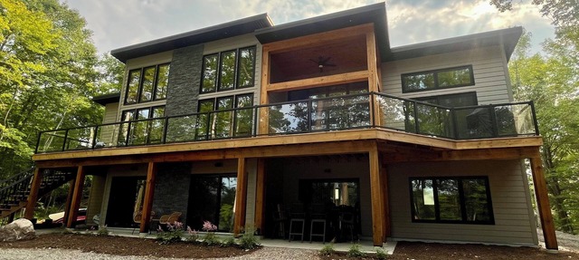 Newly constructed, beautiful, modern lakehouse with new barrel sauna in Mactier