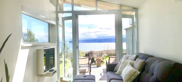 Oceanfront Luxury Guest Suite and Sauna in a Rustic Natural setting in Denman Island