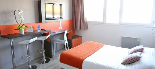 Paris Area Studio Near Villejuif Metro, Shops and Local Restaurants in Chevilly-Larue