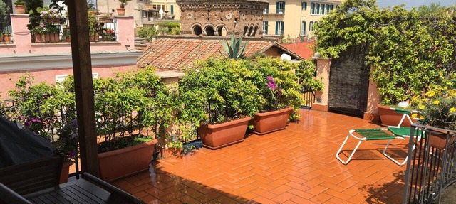 PENTHOUSE with PRIVATE PANORAMIC ROOF TERRACE, Old Historical centre, Trastevere in Roma