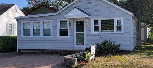 Pet-friendly 2-Bedroom House in Ogunquit Steps from Foot Bridge Beach in Ogunquit