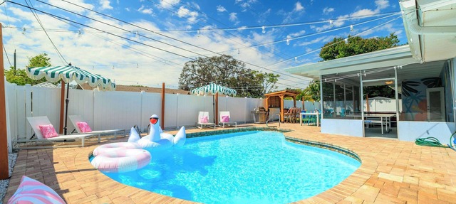 Playcation|Putt Putt|Pool|Tiki Bar|Game Room in Largo