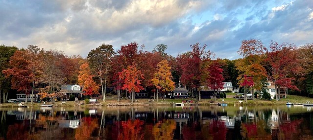 Pocono Lakefront Cabin: Lakefront 2BR w/Kayaks + Paddleboards, Near Ski in White Haven