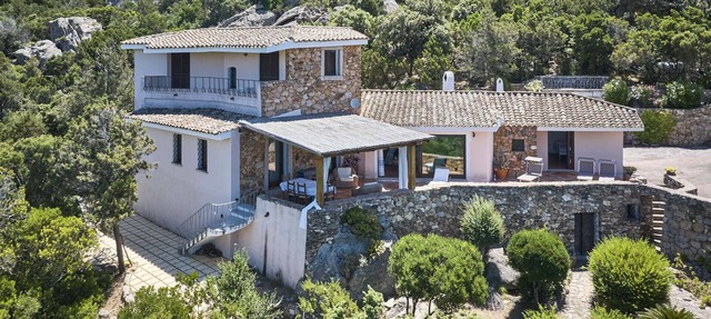 Prestigious and private panoramic villa in the forest facing archipelago. in Cala Bitta