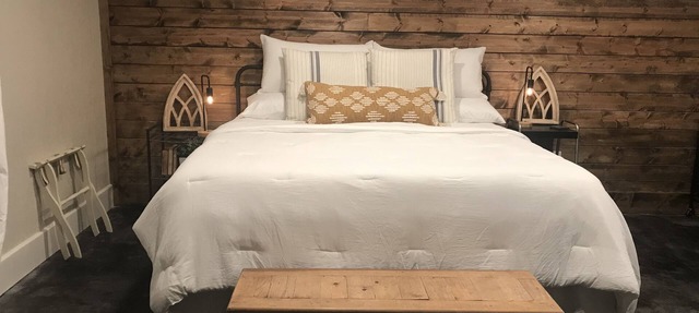 Private King Suite-pool house,hot tub, spa, bfast! in Canton