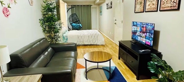 Private Studio: Separate Entry, Washroom & Living Room in Surrey