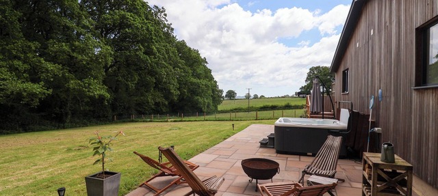 QUANTOCK BARN, pet friendly, country holiday cottage in Honiton in Honiton