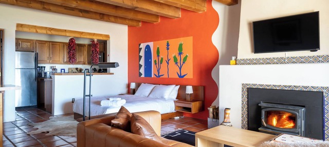 Queen adobe studio with full kitchen, in-unit washer/dryer & fireplace. Private balcony + valley views. 15 min to Taos Ski Valley · 5 to Arroyo Seco. Sleeps 2. in Valdez