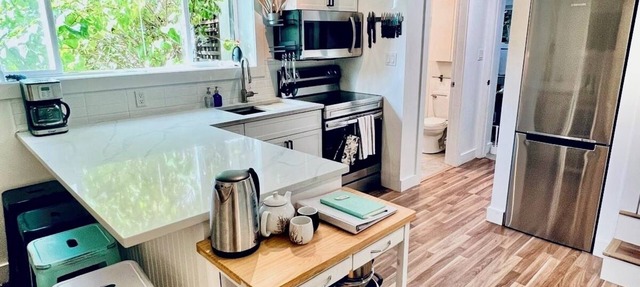 Quiet and bright garden suite in North Van near nature, shops and transit. in North Vancouver