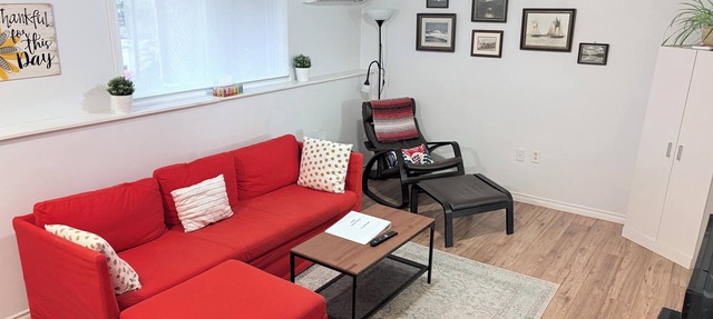 Quiet, large private backyard, fully equipped, dreamy beds! Short or long term. in Halifax