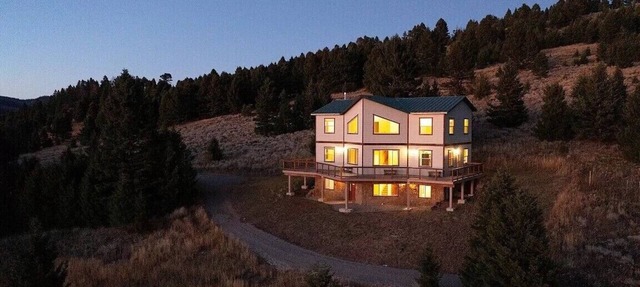 Quinn Creek Chalet: Luxury & Privacy on 12 Acres. Sleeps 12! in Bozeman