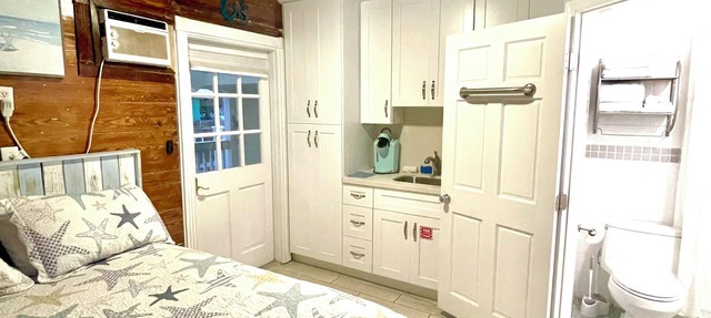 Raphael Suite: 2/2 Studio Rooms - Pool, Patio w/grill, 2 blocks from Duval! in Key West