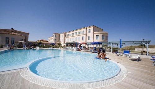 Residence sul mare all'interno del parco naturale con piscina in Calambrone