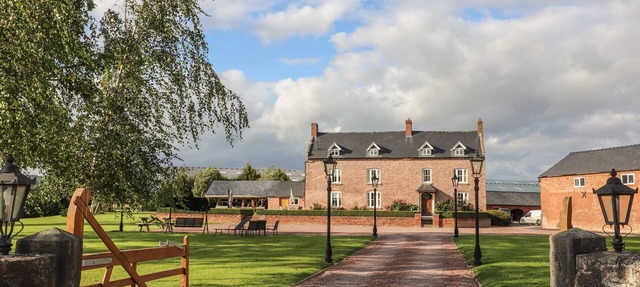 RHANDREGYNWEN HALL, family friendly, with hot tub in Four Crosses in Llanymynech