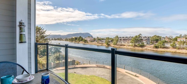 Riverfront Condo, Great Views on the Balcony, Close to Seaside Attractions in Seaside