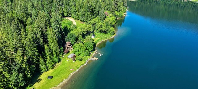 Riverfront Eagles Perch-15 minute to Nelson-Rustic Kootenay Cabin in Nelson