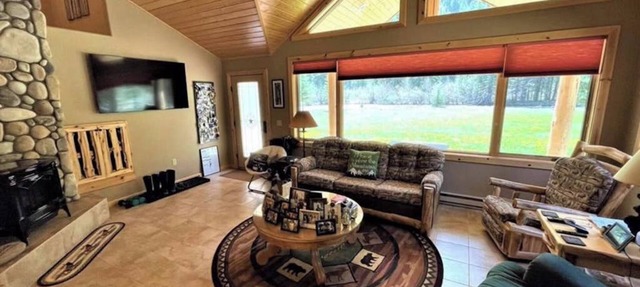 Riverfront home with amazing views, fireplace & washer/dryer in South Fork