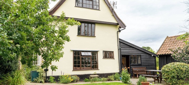 Rural cottage, log fire, indoor heated pool. A mile from cosy village pub in Otley Road