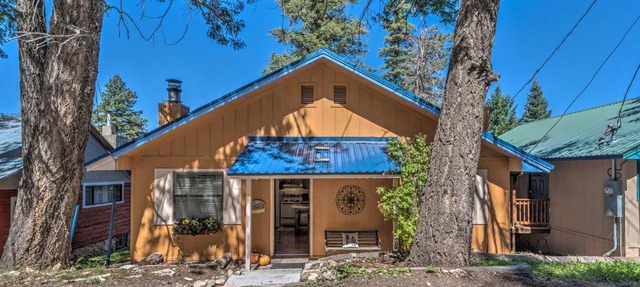 Rustic Cloudcroft Cabin with Hot Tub and Fireplace! in Cloudcroft
