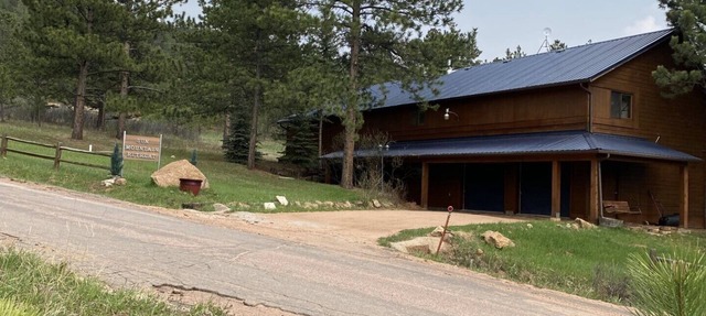 Rustic retreat -So much fun - log playground, hot tub, concrete game court in Crystola