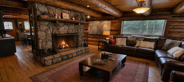Rustic & Spacious Log Cabin w/Private Hot Tub, Amazing Views, 4 Miles to Ski in Durango