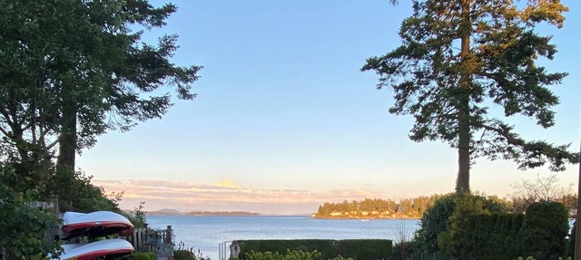 Seaside Haven Oceanfront Suite - Private Hot Tub in Sidney