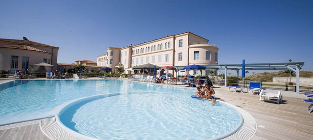 Seaside residence in Tuscany with swimming pool, within a natural park, in Calambrone