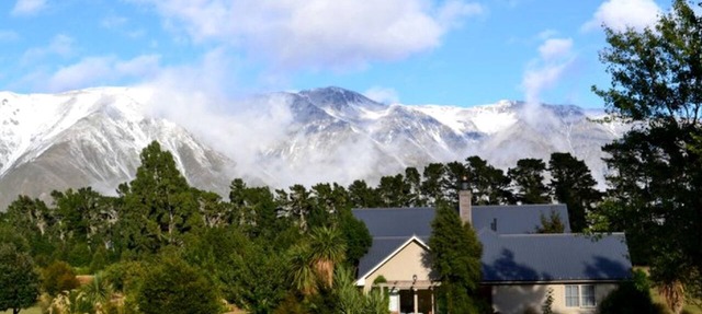 Secluded Romantic Getaway with Mountain Views in Canterbury, New Zealand in Terrace Downs