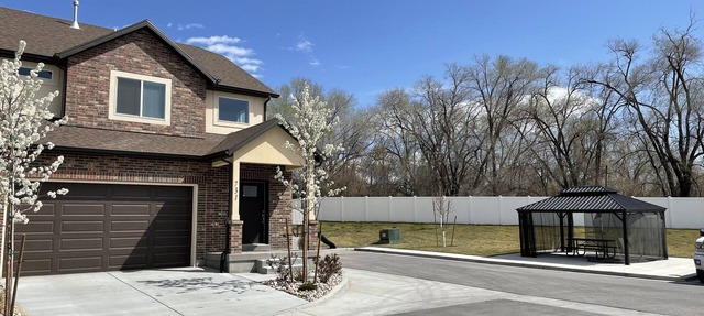 Secluded townhome midway between downtown & skiing; min from shops, & dining in Midvale